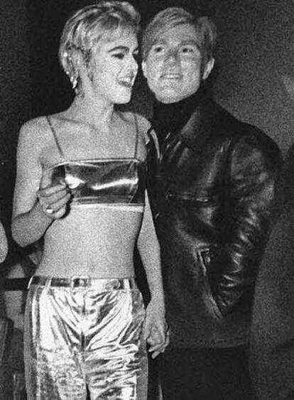 Edie Sedgwick y Andy Warhol, fotografiados en 1965.