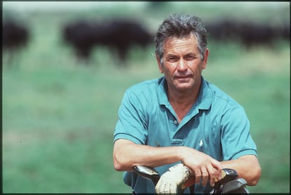 El torero Sebastián Palomo Linares posa con sus palos de golf, en 1995.