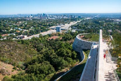 El Getty Center es un museo ubicado en la cima de una colina con vista a Los Ángeles y el resto del sur de California.