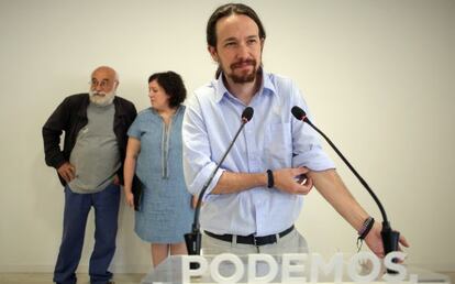 El secretario general de Podemos, Pablo Iglesias. Al fondo, Manuel Espinar y Estefanía Torres.