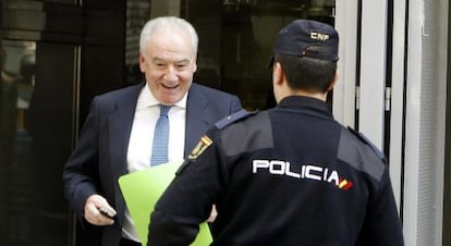 Jos&eacute; Mayor Oreja, a su salida de la Audiencia Nacional.