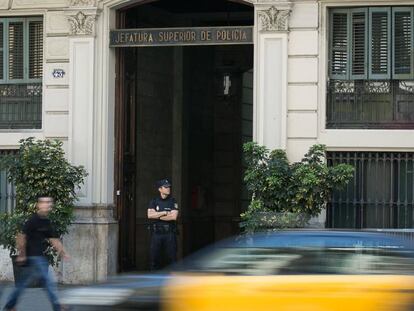 Entrada principal de la Prefectura de policía en la Via Laietana de Barcelona.