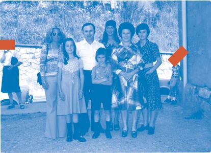 Foto de familia de los Fernández Entenza, antes de la llegada de Eneka y su hermana pequeña. Entre la mayor y la más pequeña hay 22 años de diferencia.