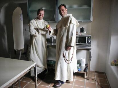 Pawel Stepkowski y Rafal Zawada bromean con una manzana en la cocina del monasterio.