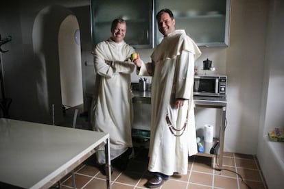 Pawel Stepkowski y Rafal Zawada bromean con una manzana en la cocina del monasterio.