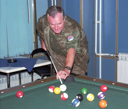 1 de septiembre de 1995. El comandante serbio bosnio, Ratko Mladic, juega al billar durante una pausa  en las conversaciones con el comandante de la ONU Bernard Janvier en la localidad de Mali Zvornik.