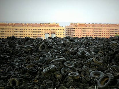 Cementerio de neum&aacute;ticos en Sese&ntilde;a.