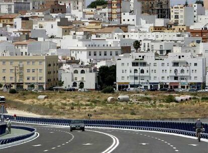 Un coche cruza el puente inaugurado por Manuel Chaves.