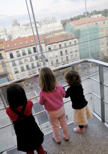 Las tres protagonistas coinciden en su veredicto: el ascensor del Reina Sofía es lo mejor del museo. Las personas se hacen pequeñitas y grandes cuando sube y baja.