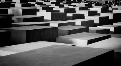 El Holocaust-Mahnmal, monumento berlinés en recuerdo de las víctimas del Holocausto diseñado por Peter Eisenman. 