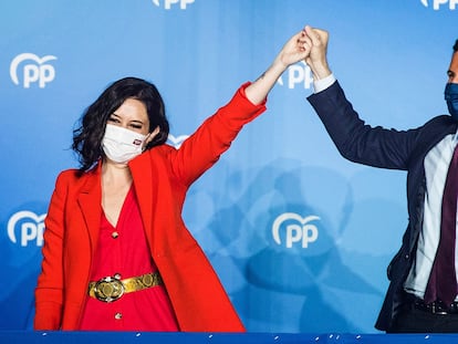 Isabel Díaz Ayuso celebrates her election win with PP leader Pablo Casado.