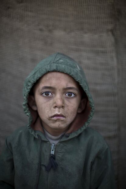 Waheed Wazir de 6 años posa para una foto en un barrio pobre de Islamabad (Paquistán) donde jugaba con otros niños refugiados afganos.