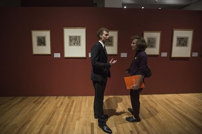 Leander Dix (a la izquierda), nieto del pintor, acompaña la exposición en México