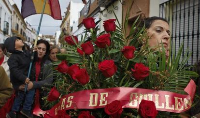 Cortejo fúnebre de las 17 rosas por las calles de Guillena (Sevilla).