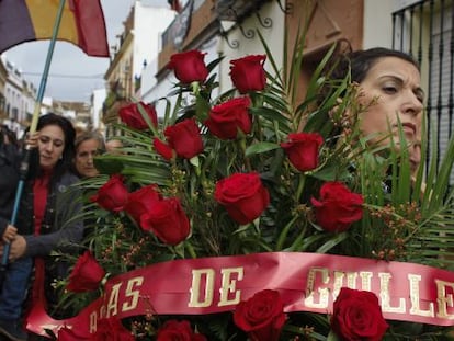 Cortejo fúnebre de las 17 rosas por las calles de Guillena (Sevilla).