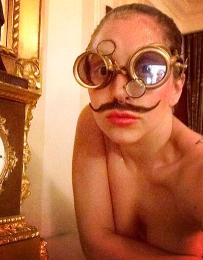 Muchos son los 'selfies' que la excéntrica cantante acumula en su Instagram. En este, Lady Gaga está casi irreconocible.