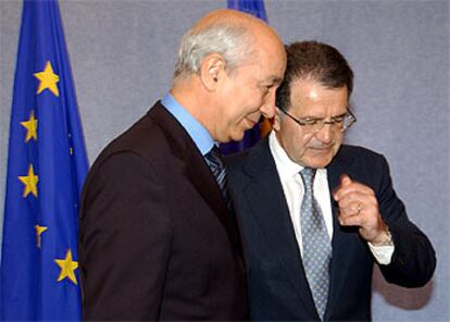 El primer ministro marroquí, Dris Jettu, a la izquierda, conversa con el presidente de la Comisión, Romano Prodi.