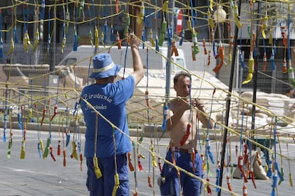 Technicians prepare the ‘mascletà’ fire-cracker display in Alicante.