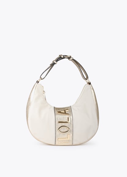 Este bolso en tela de efecto metalizado y con logo metálico de LOLA CASADEMUNT va perfecto de día con unos vaqueros o para una cena especial.
99€