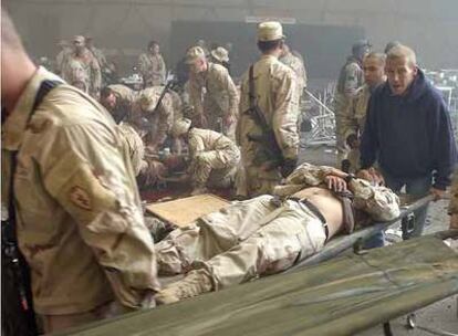 Soldados estadounidenses heridos son atendidos después de un ataque insurgente en la ciudad iraquí de Mosul.