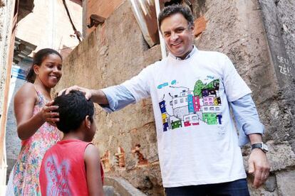 Aécio em campanha nesta segunda-feira, no Rio.