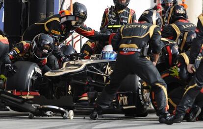 Los mecánicos de Lotus cambian los neuimáticos de Grosjean durante el GP de Bahréin