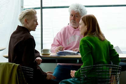 Las actrices, Julianne Moore (d) y Tilda Swinton, junto al director Pedro Almodóvar (c), durante el rodaje de su nueva película, el 12 de junio de 2024.