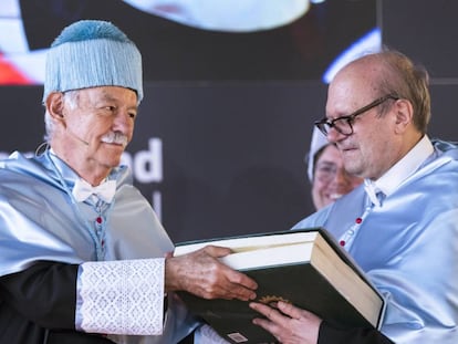 Eduardo Mendoza, con birrete, junto a Pere Gimferrer, durante su investidura como doctor 'honoris causa' por la Universidad Internacional Valenciana.