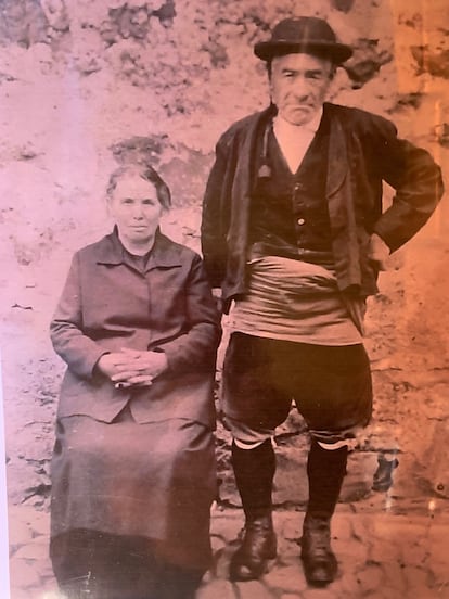 Foto del matrimonio formado por Escolástica Salanova, que se casa en segundas nupcias, y Casimiro Lasa, vestido de roncalés.