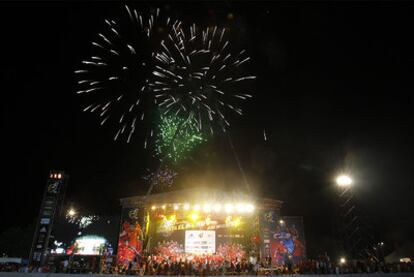 Los fuegos artificiales pusieron el broche final a una fiesta en la que Madrid se echó a la calle para celebrar que España en campeona del mundo de fútbol.