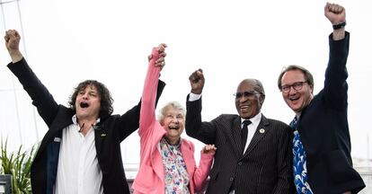 EPA9576. CANNES (FRANCIA), 14/05/2018.- El director de cine Nicolas Champeaux (dcha), el activista sudafricano Andrew Mlangeni (2º dcha) y el productor William Jehannin (izq) posan para los fotógrafos durante la presentación de la película