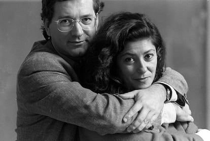 La escritora Almudena Grandes, autora de 'Malena es un nombre de tango', con Gerardo Herrero, el director que llevó la novela al cine, en 1996.