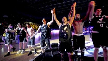 Los jugadores del Bizkaia Bilbao Basket celebran su victoria frente al Valencia.