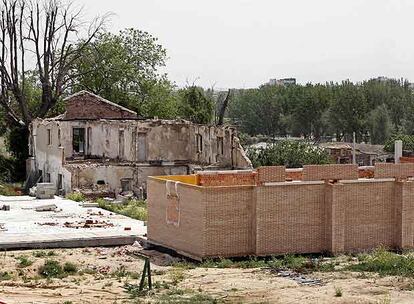 La base, a la izquierda, que ha dejado la ermita del siglo XVI derribada en una finca de Leganés.