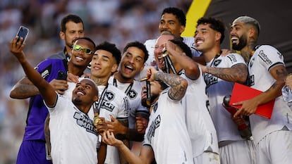 Los futbolistas del Botafogo se sacan un selfie tras derrotar al Atlético Mineiro y conquistar la primera Copa Libertadores para el club fundado hace 120 años en Río de Janeiro.