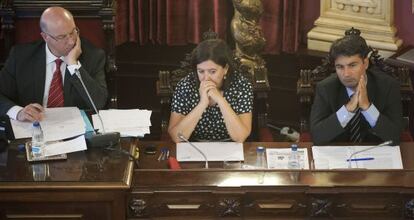 El alcalde de Ourense, Agustín Fernández, la teniente de alcalde Marga Martín y el interventor, durante un pleno.
