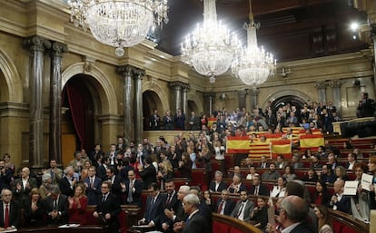 El Parlament aprueba la declaración independentista con los votos de Junts pel Sí y la CUP. Era el 9 de noviembre y en el texto se emplazaba en un mes a la aprobación de leyes que consumaran la ruptura con España. La imagen escenifica la división: los grupos que respaldaron la declaración aplauden mientras la otra mitad permanece sentada (Ciudadanos y PSC) o en pie mostrando banderas de España (PP). | <a href=http://ccaa.elpais.com/ccaa/2015/11/09/catalunya/1447062560_615293.html target=”blank”>IR A LA NOTICIA</a>