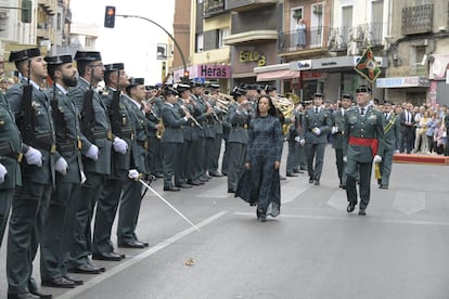La directora general de la Guardia Civil, Mercedes González, pasa revista durante los actos de la patrona celebrados  el pasado 29 de septiembre en Cuenca.