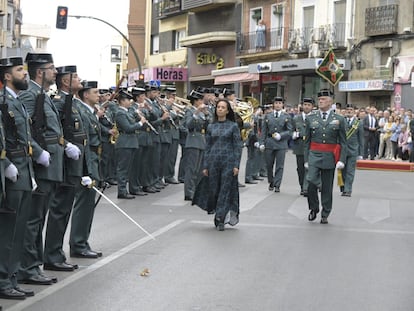 La directora general de la Guardia Civil, Mercedes González, pasa revista durante los actos de la patrona celebrados  el pasado 29 de septiembre en Cuenca.