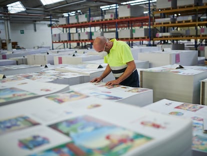 Un operario revisa láminas de papel impresas listas para encuadernar en una imprenta de Estella (Navarra).