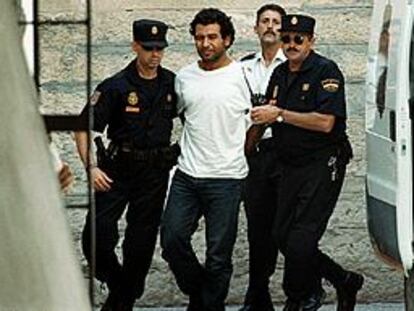 Mohamed Bensakhria, miembro de un comando de Al Qaeda, al ser detenido en Alicante.