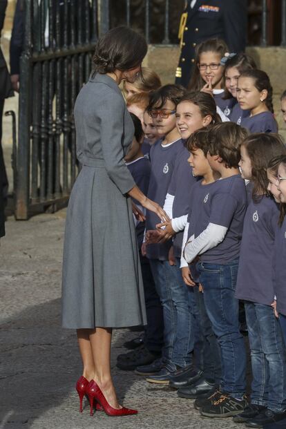 La reina Letizia saluda al coro de niños de la Fundación Princesa de Asturias, que ha interpretado para la familia real el himno de la región.