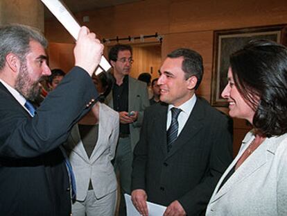 Los diputados socialistas Modesto Nolla, Rafael Simancas y Ruth Porta charlan durante un receso de la comisión.