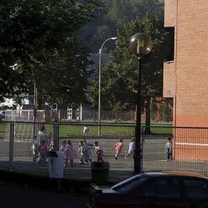 Un grupo de niños juega en el patio del colegio San Martín de Aguirre.