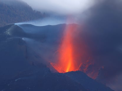 El volcán de Cumbre Vieja, en La Palma, desde Tajuya (El Paso).