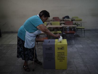 AME5357. SAN SALVADOR (EL SALVADOR), 04/02/2024.- Una electora deposita su voto hoy, en un centro de votación en el Instituto Nacional "Francisco Menéndez" en San Salvador (El Salvador). Los centros de votación abrieron este domingo sus puertas en El Salvador para la celebración de las elecciones presidenciales y legislativas, en las que el actual presidente del país, Nayib Bukele, busca la reelección para un segundo mandato consecutivo y figura como gran favorito. EFE/ Rodrigo Sura
