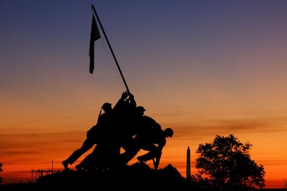 El Memorial de Guerra del Cuerpo de Marines de Estados Unidos en Arlington durante el amanecer.