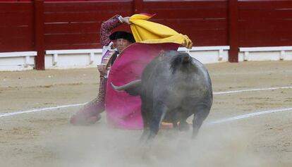 El diestro sevillano Manuel Escribano recibe a portagayola a su segundo toro.