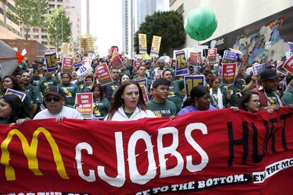 Protesto pelo salário mínimo de 15 dólares por hora em abril, em Los Angeles.