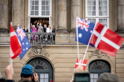 Este domingo 15 de octubre, Christian de Dinamarca ha alcanzado la mayoría de edad, y lo ha celebrado con una cena de gala pero también con el pueblo danés. Para conmemorar ese día, la familia real salió a saludar desde el balcón del palacio Amalienborg, en Copenhague. En la calle, centenares de ciudadanos levantan las banderas danesas y australiana, país de origen de Mary Donaldson, esposa de Federico de Dinamarca, heredero al trono danés. Como parte de la celebración, la familia real también se reunió este domingo con miembros de las principales casas reales de Europa —excepto España— para celebrar el cumpleaños del príncipe Christian, nieto de la reina Margarita y segundo en la línea de sucesión de la corona danesa. 